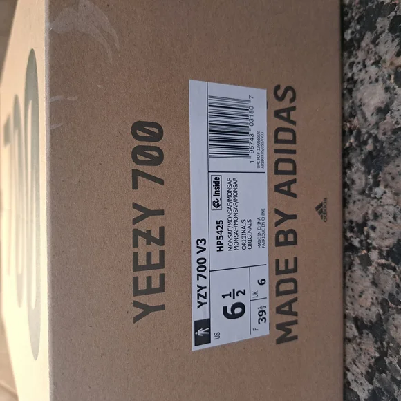 adidas Yeezy 700 V3 - Picture 2 of 8